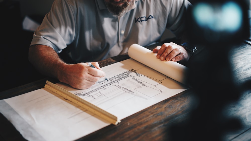 Profesional revisando planos sobre una mesa de trabajo