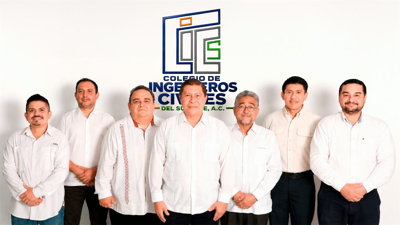 Integrantes del Comité Directivo 2026–2027 frente al logotipo del Colegio de Ingenieros Civiles del Sureste
